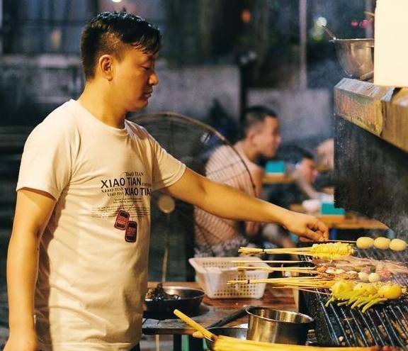 重庆通报游客吃烧烤三人花费780元，聚焦旅游消费透明化