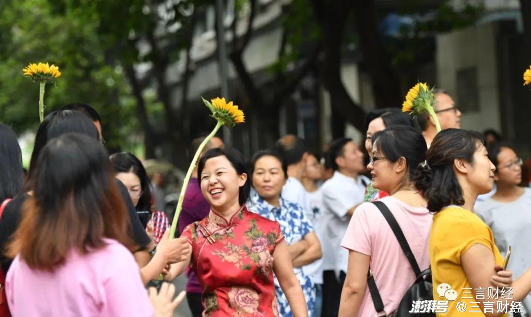 高考家长穿旗袍拿向日葵的含义解读