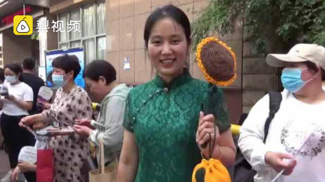 高考家长穿旗袍拿向日葵的含义解读