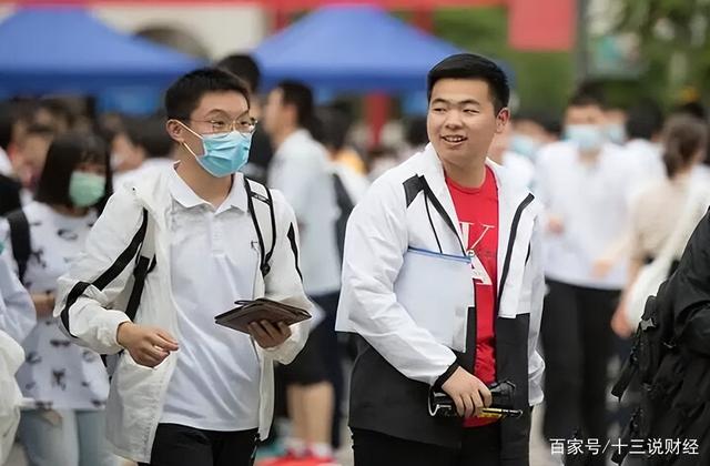 男生第一个出考场，先打两把游戏