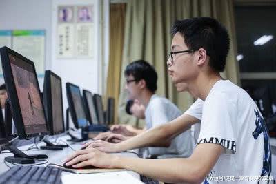 男生第一个出考场，先打两把游戏