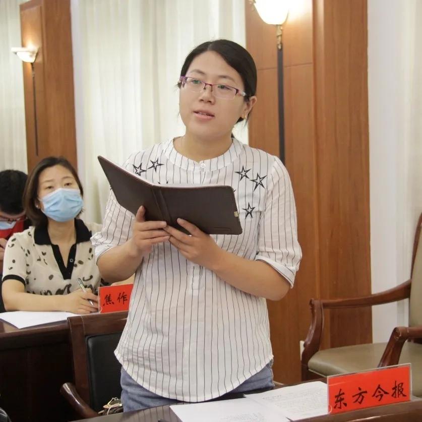 高考最后一场考试结束前家长拿花等候——静待花开，共赴未来