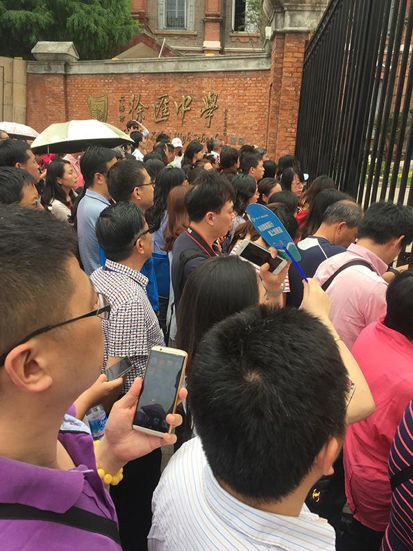 高考最后一场考试结束前家长拿花等候——静待花开，共赴未来