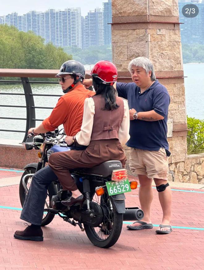 闫妮送外卖被多名网友偶遇，现实与艺术的碰撞