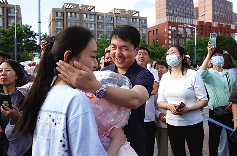 连续4场首个冲出考场的男生这次输了