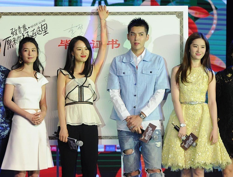 刘亦菲李沁中间这位女士，星光下的璀璨焦点