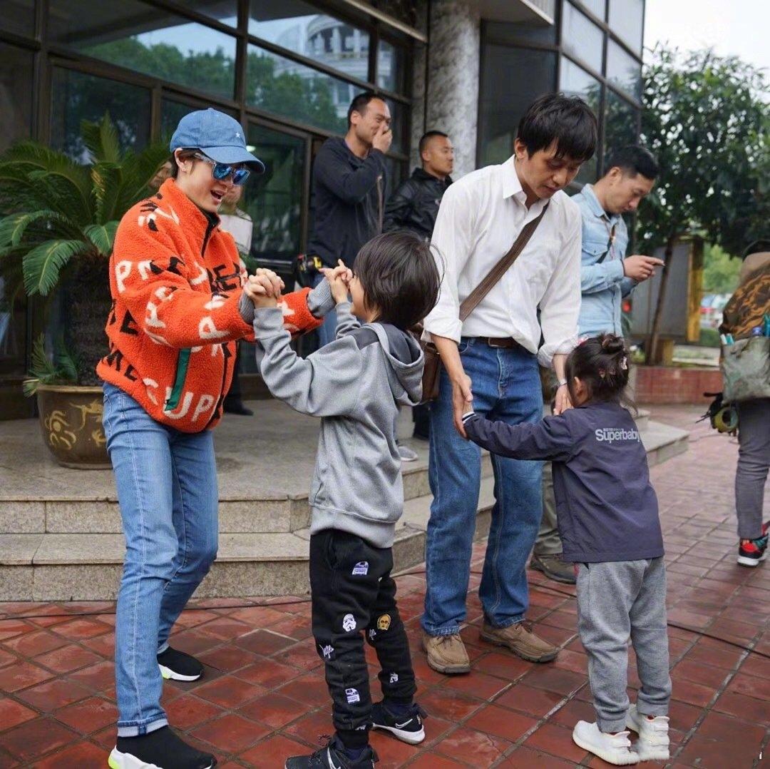 孙俪邓超一家四口海边合影，温馨画面引热议