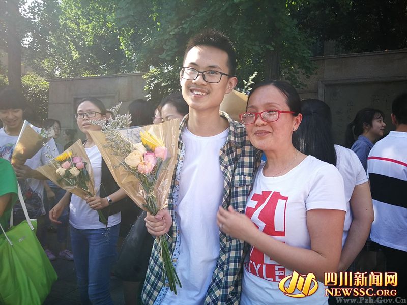 爸妈烧烤花献情高考夜，女儿边哭边感温馨陪伴