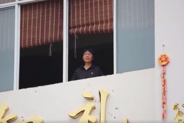 高考后张桂梅又一次躲到门后，关于坚持与奉献的故事