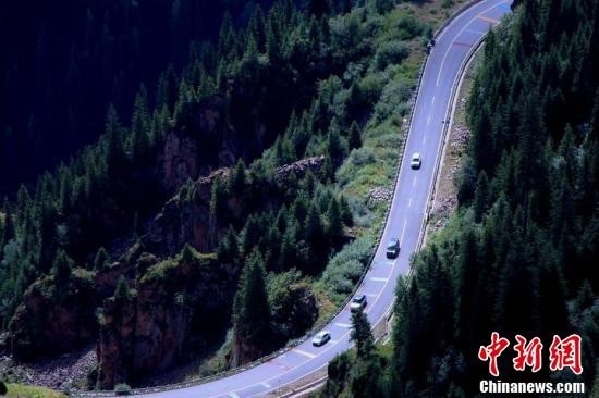 新疆独库公路，魅力之路吸引无数游客