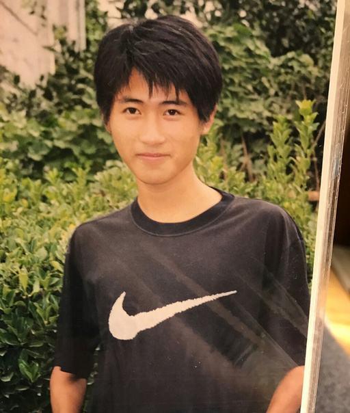 井柏然晒素颜照自称中年男子，引发网友热议