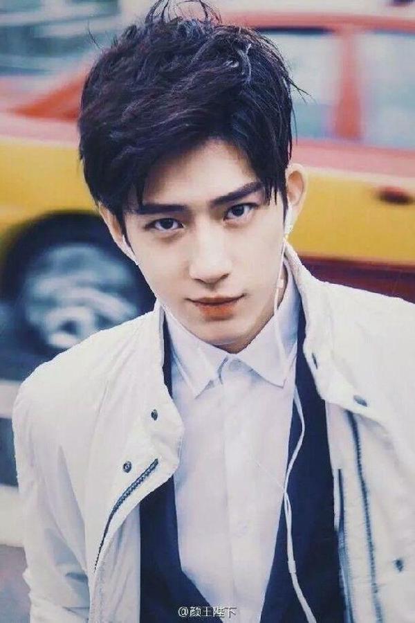 井柏然晒素颜照自称中年男子，引发网友热议
