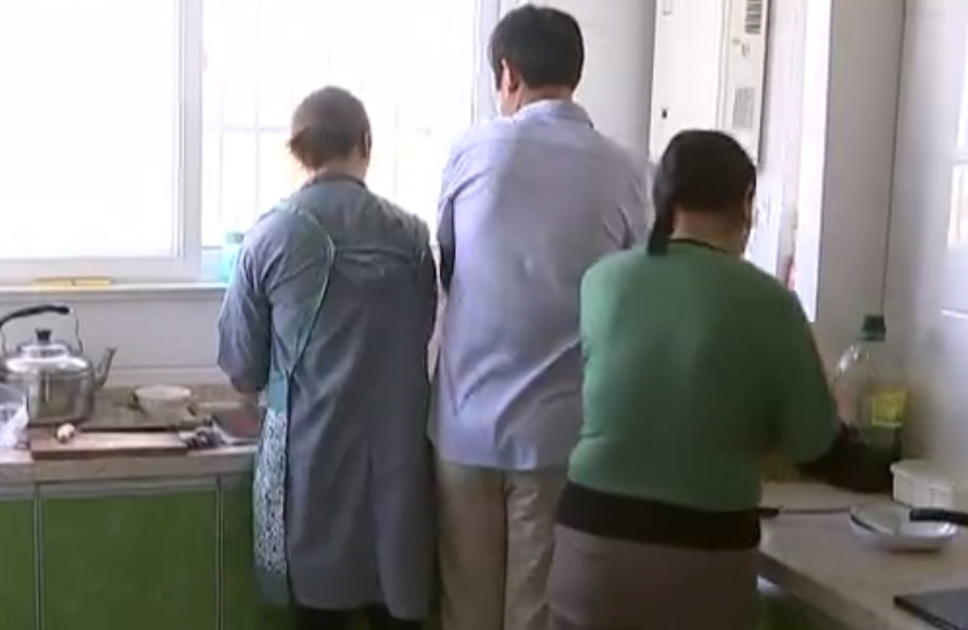 男子去世一年仍留温情，不知情老友带排骨上门