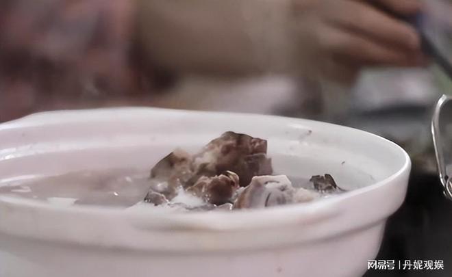 男子去世一年仍留温情，不知情老友带排骨上门
