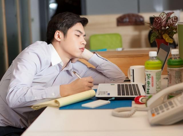 久坐的打工人，为何纷纷偷练爬行？