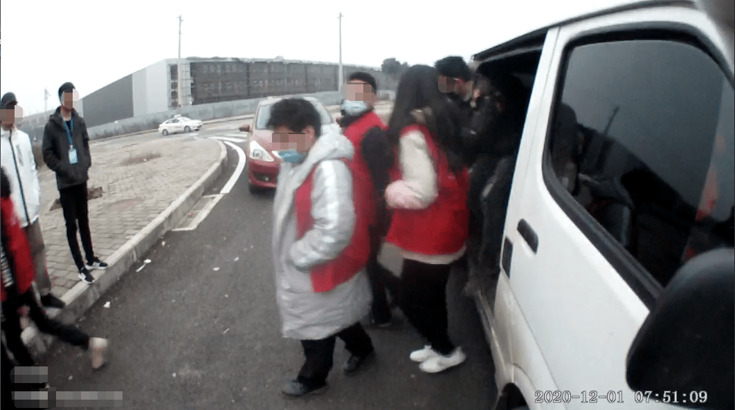 男子因违规着装进车间被劝退，职场规范与个人责任