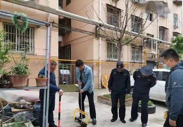 男子因违规着装进车间被劝退，职场规范与个人责任