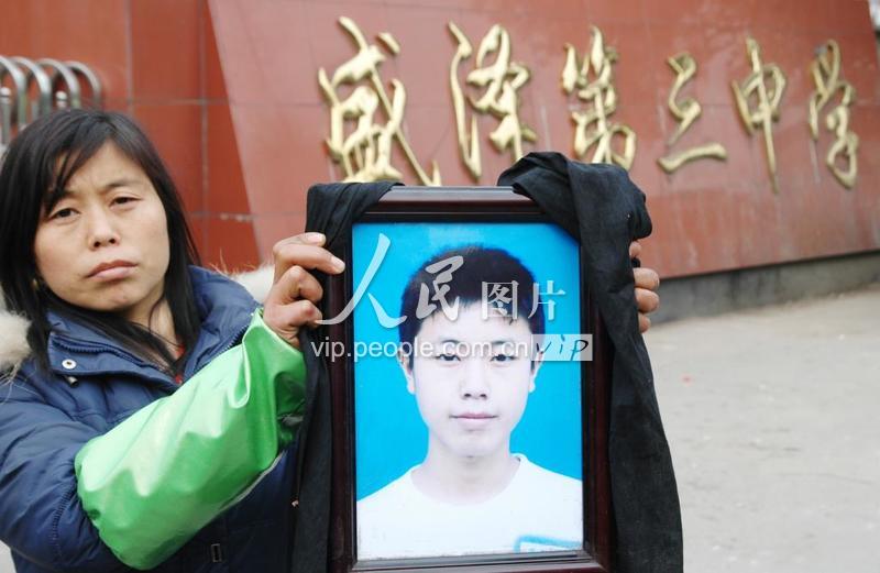 男生带妈妈遗照高考背后的故事