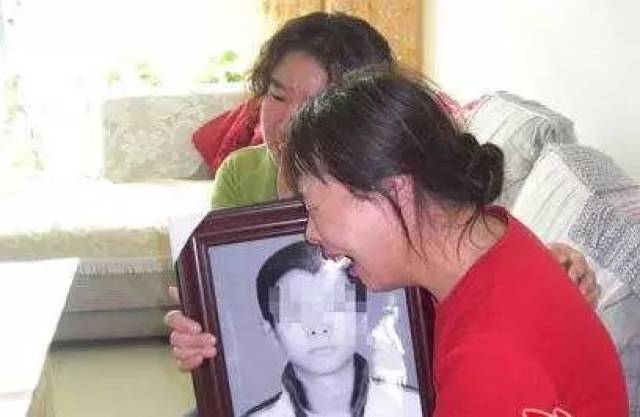 男生带妈妈遗照高考背后的故事