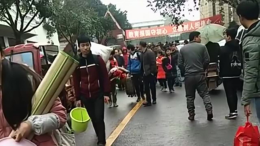 高考结束挑行李回家的女生找到了，一段励志故事的延续