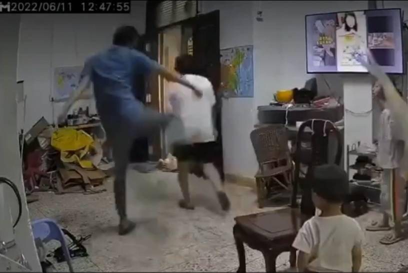 震惊！夫妻殴打女儿，暴力之下的人伦悲剧