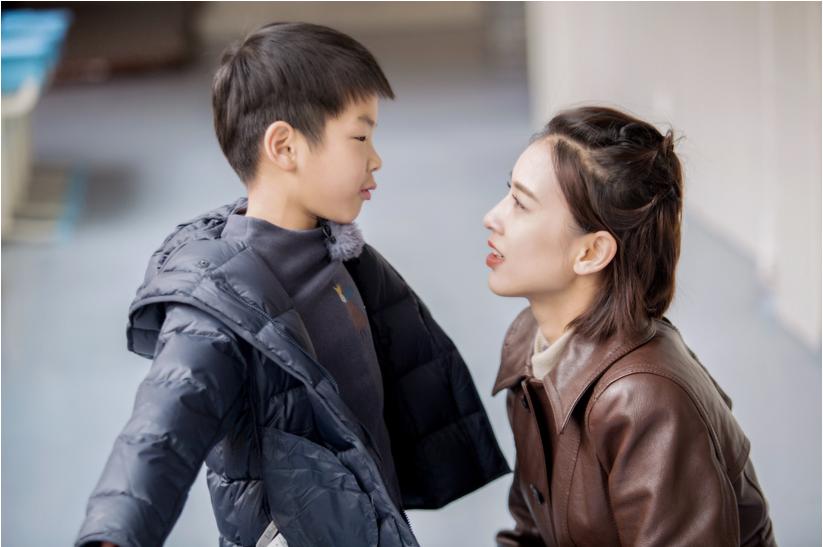 妈妈从电视台得知黄圣依结婚消息，一场意外的娱乐新闻之旅