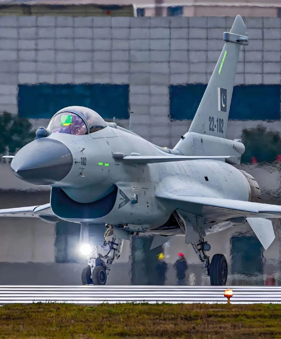 歼-10CE再次扬帆出海，中国航空工业的骄傲与实力展现