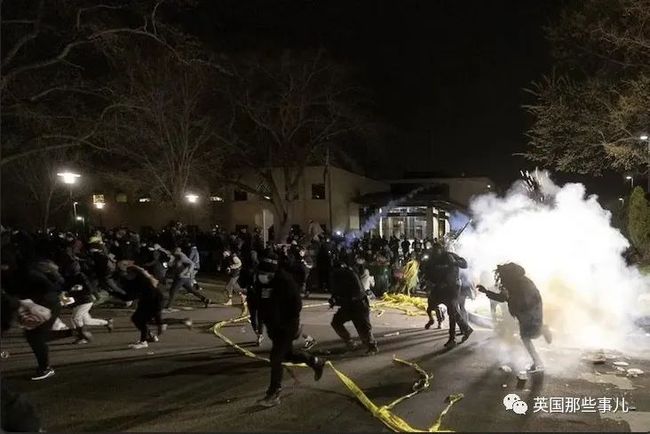 洛杉矶抗议现场白发老人遭遇骑警棍击事件深度解析