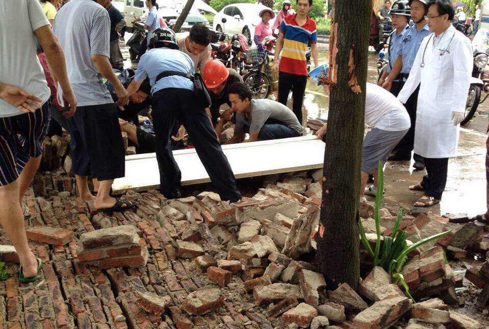 围墙倒塌砸死祖孙俩，悲剧背后的警示与思考