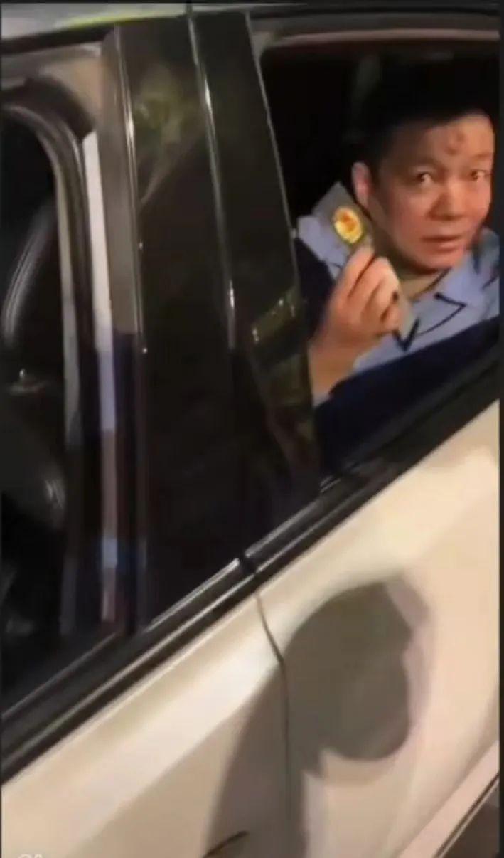 酒后推着车回家，一场关于理智与安全的挑战