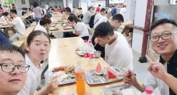 媒体聚焦韦东奕食堂用餐遭遇追拍现象