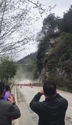 贵州垮塌大桥被困司机获救后站不稳了
